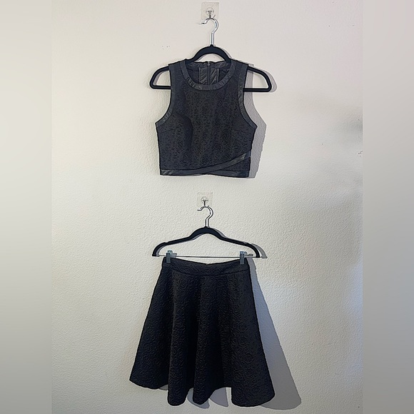 Guess 2 Piece Skirt Set   
Style #W53P53K4090 - Picture 2 of 13
